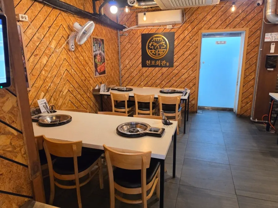 Interior of Cheonpo Hoegwan Uijeongbu Main Branch in black wood tones