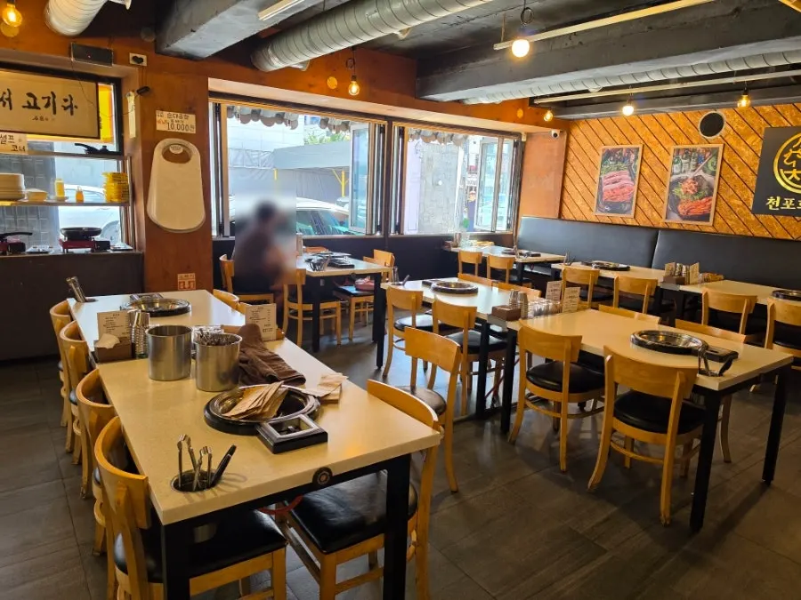 4-seat and 8-seat tables arranged in the restaurant