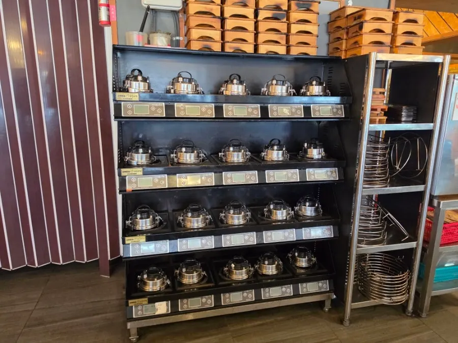 A corner of the restaurant full of stone-pot rice pots