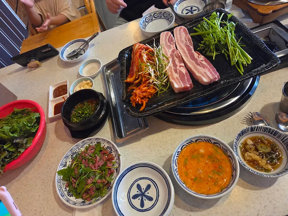 돈 삼겹살 2인분과 솥밥 상차림