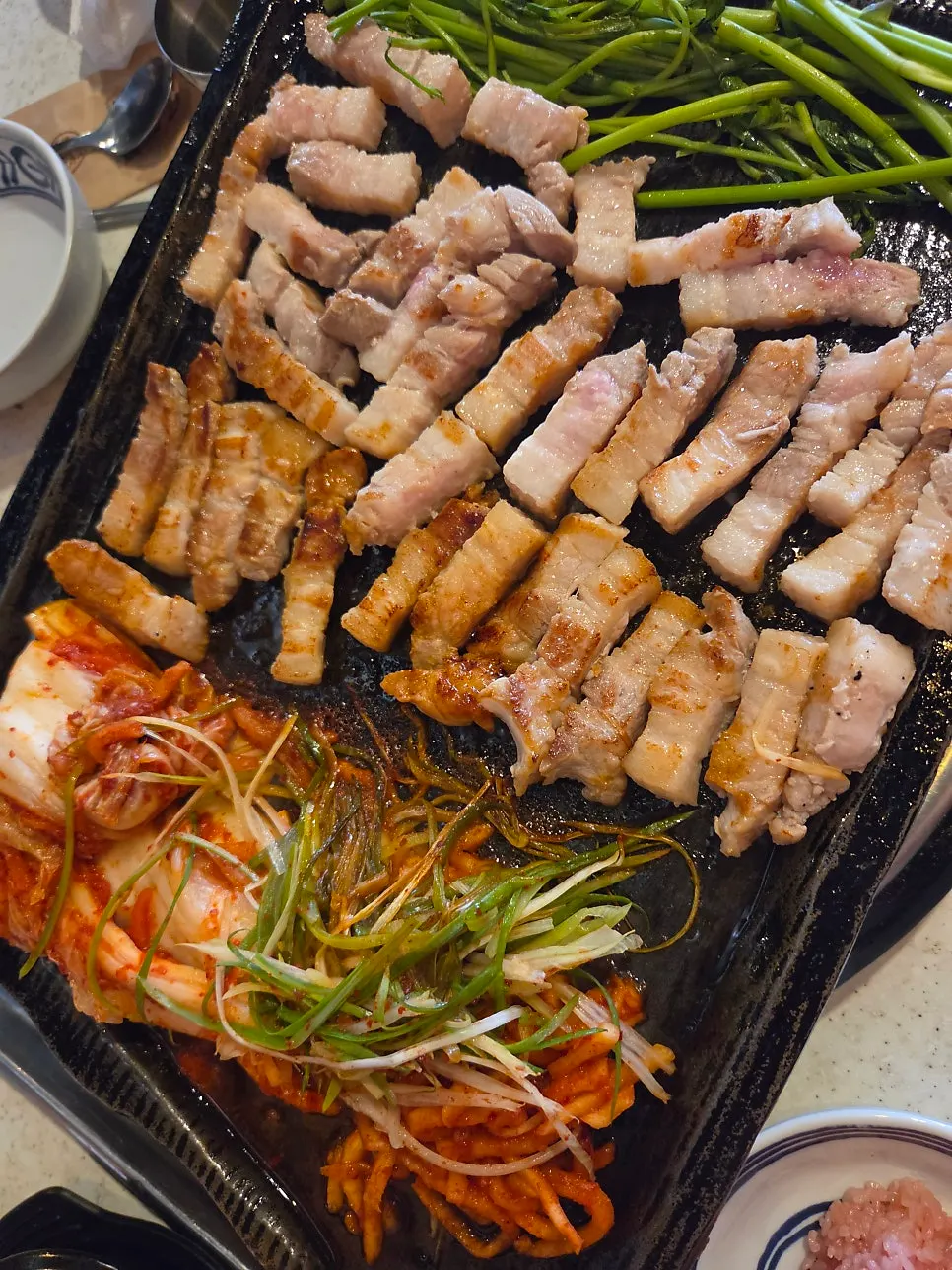 익어가는 미나리 삼겹살 구이