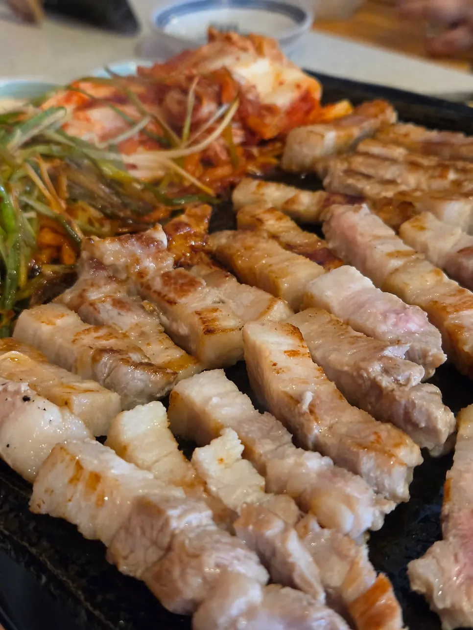 노릇하게 구워진 김치와 삼겹살