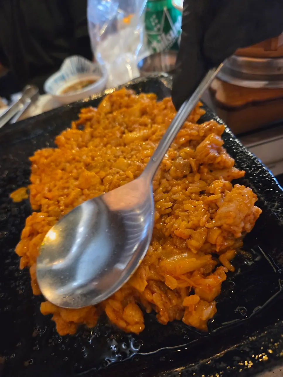 천포회관 김치즈볶음밥 조리 모습