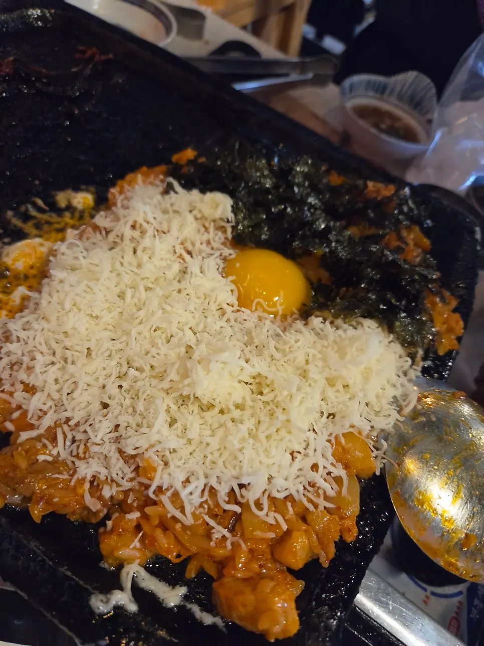볶음밥 위에 녹은 치즈