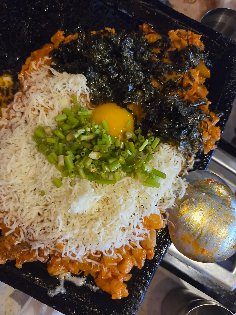 완성된 김치즈볶음밥 한 숟갈