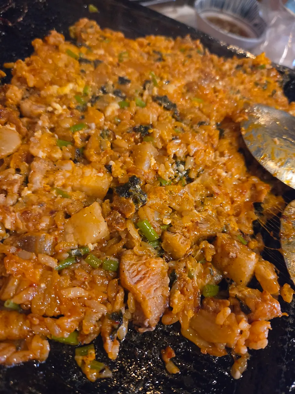 부드러운 계란과 치즈가 든 볶음밥