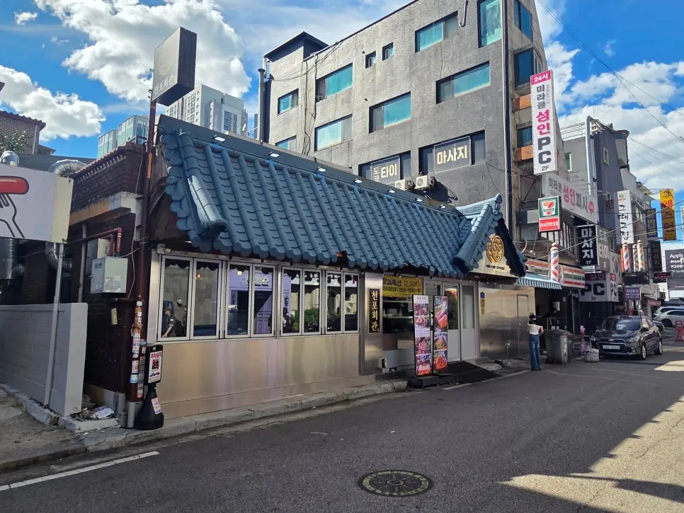 Tile-roofed exterior of Cheonpo Hoegwan Uijeongbu Main Branch