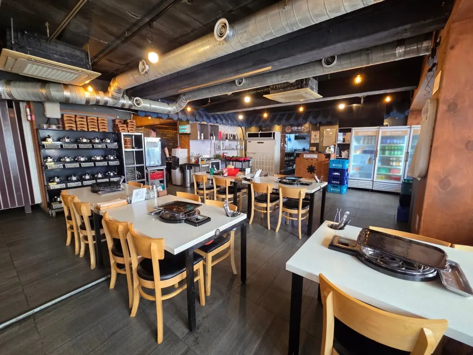 Spacious indoor seating at Cheonpo Hoegwan Uijeongbu Main Branch