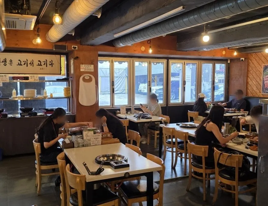 폴딩도어가 있는 창가 좌석