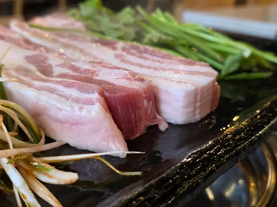 주문한 돈삼겹 2인분 생고기