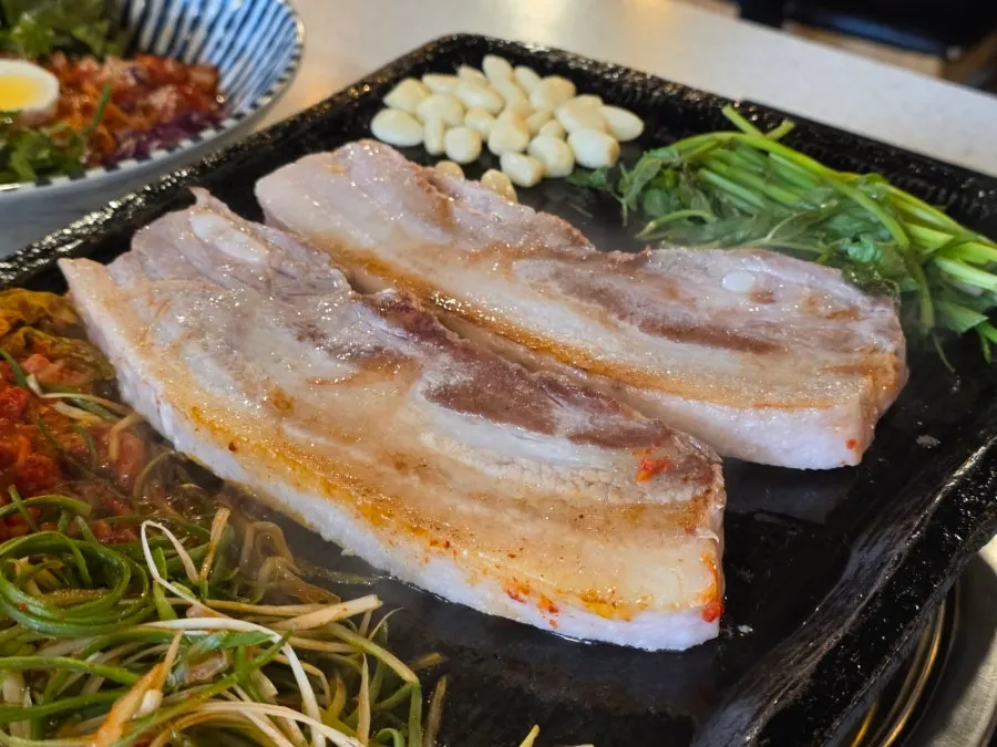 불판에 올린 삼겹살과 미나리