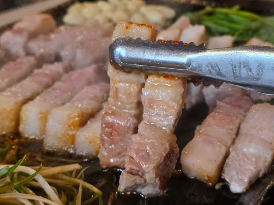 알맞게 구워진 삼겹살