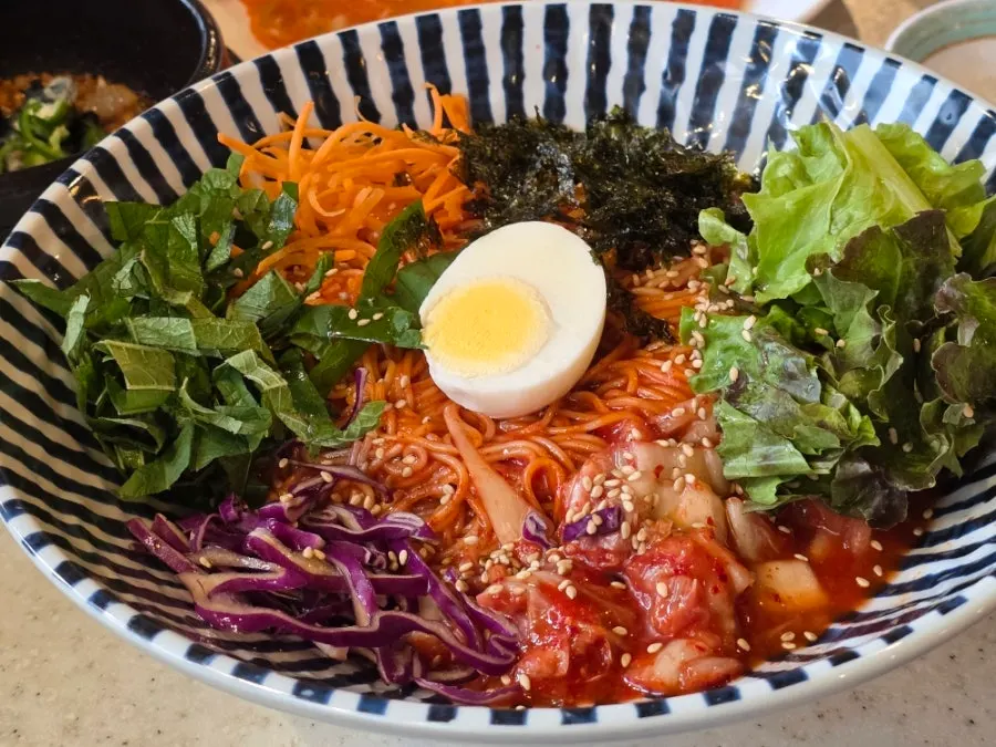 오색 비빔국수 한 그릇