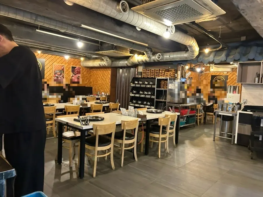 안쪽까지 넓게 이어지는 매장 내부