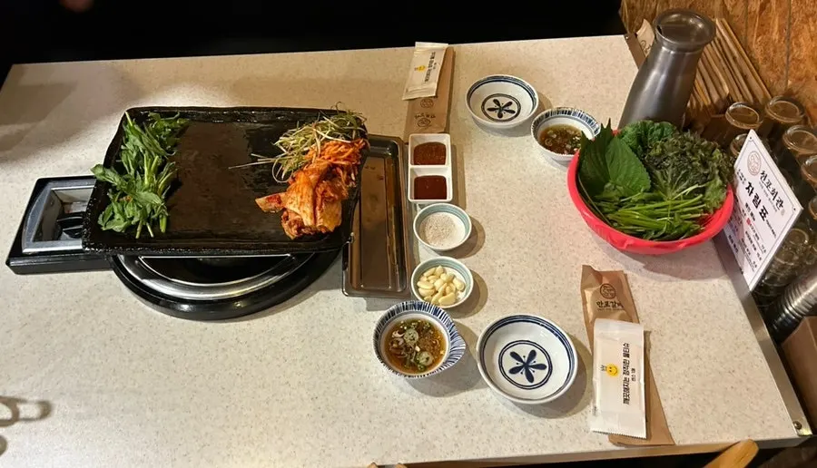 단체모임 가능한 넓은 홀 좌석