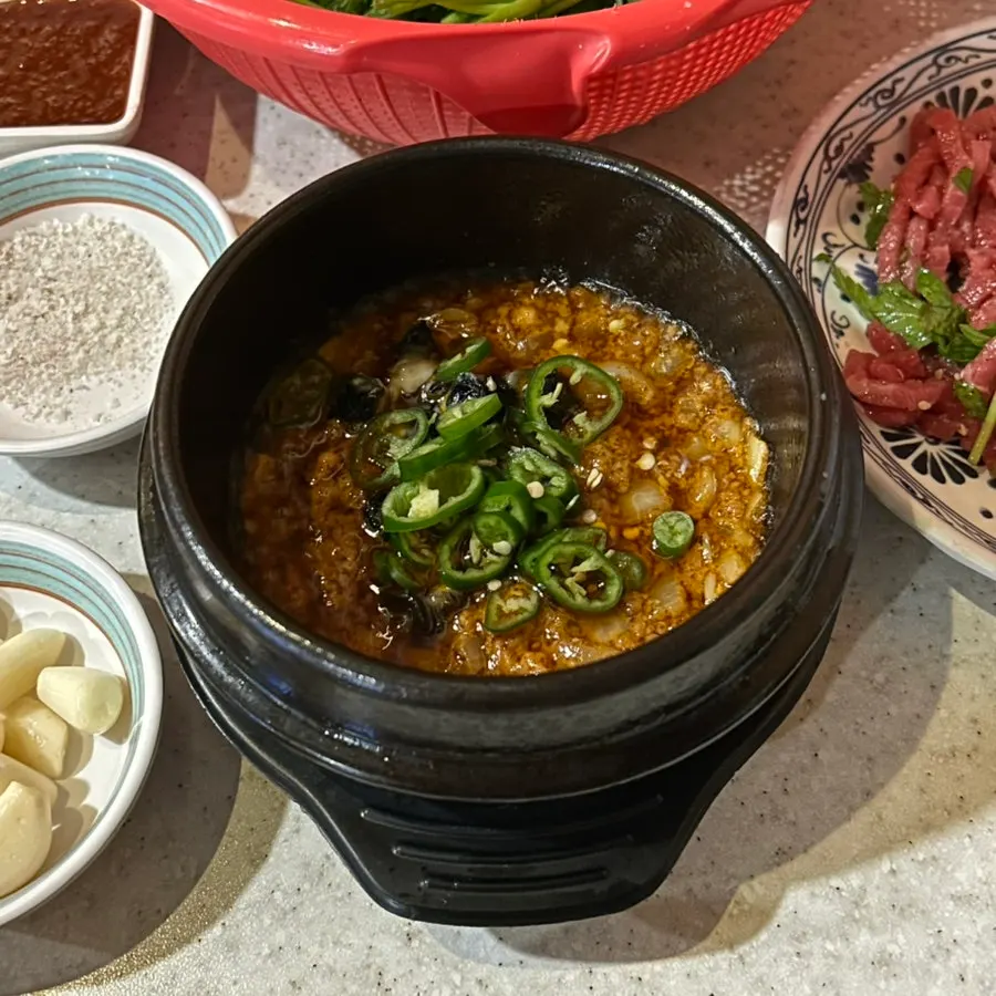 테이블당 하나씩 제공되는 우렁강된장