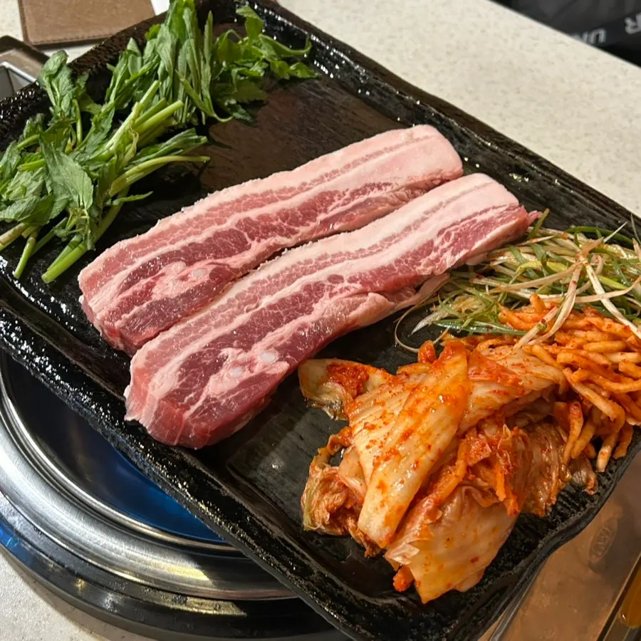 두툼한 돈 삼겹살 2인분 두 줄