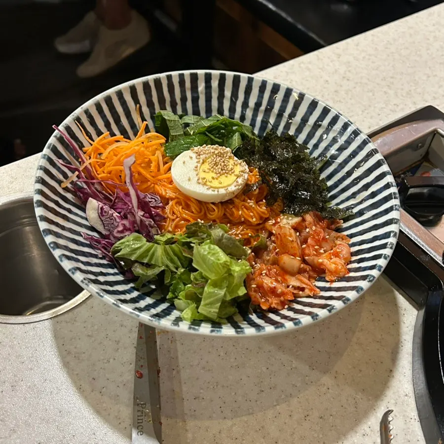 예약 쿠폰으로 주문한 오색 비빔국수
