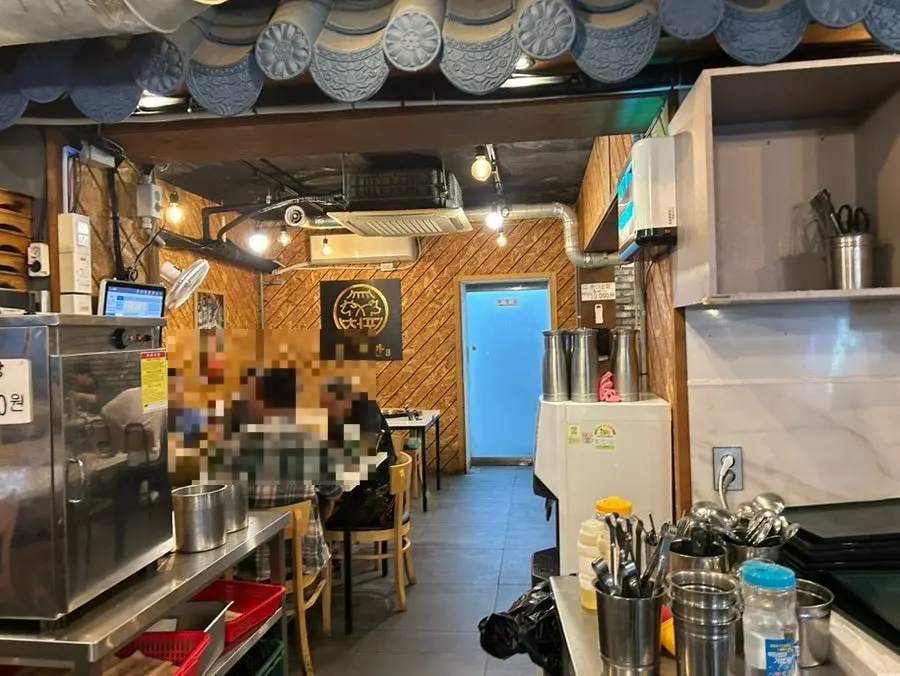 매장 안쪽으로 이어지는 화장실 방향 통로