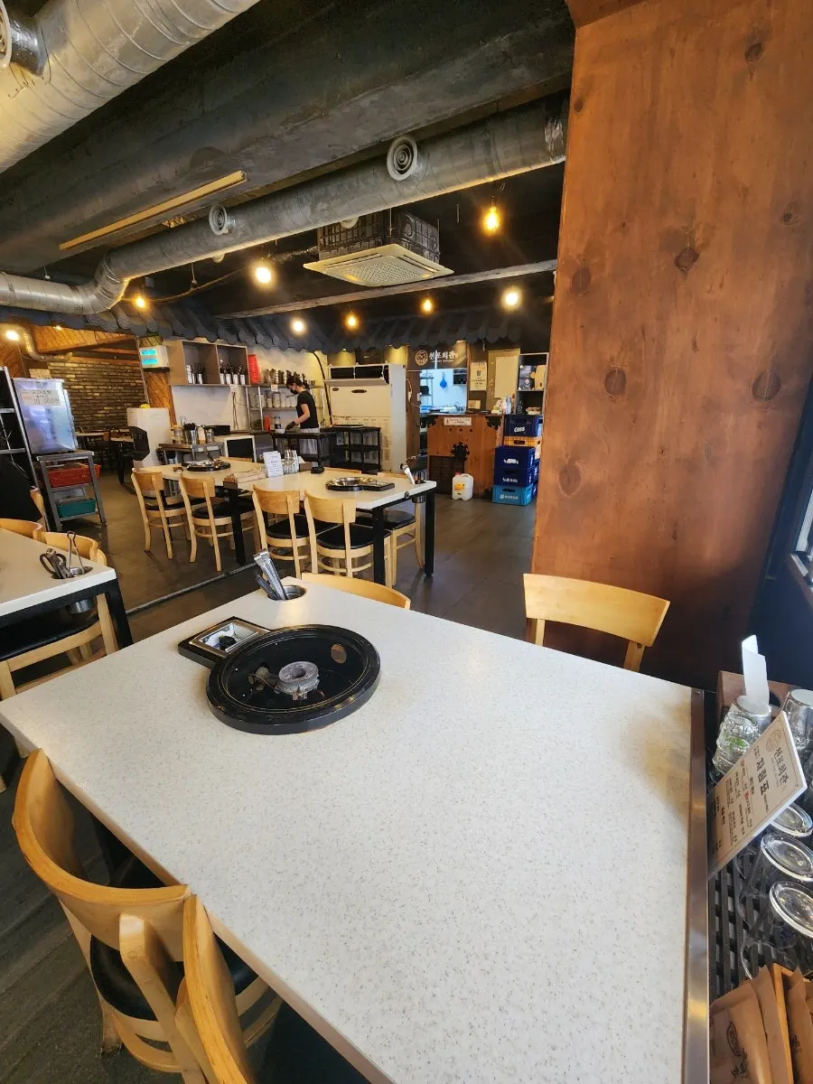 Interior of Cheonpo Hoegwan suitable for group gatherings