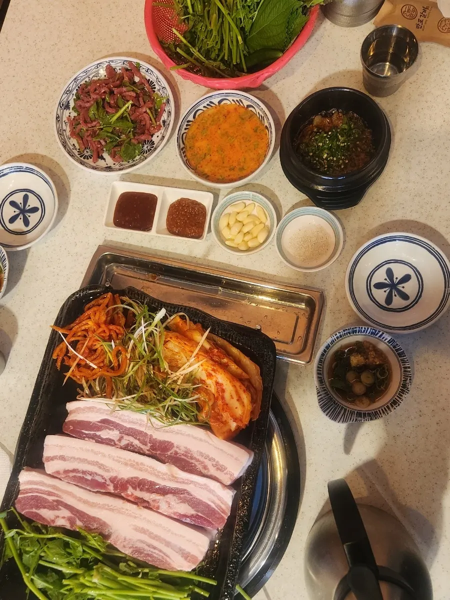 Side dishes served with pork belly