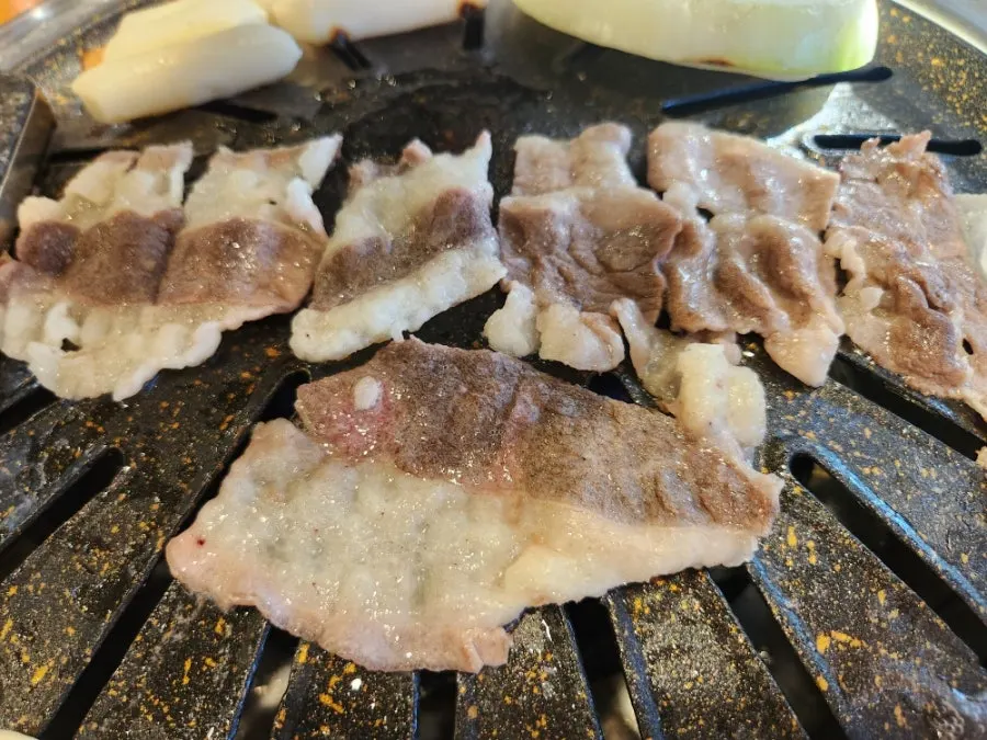 굽기 전 신선한 소고기 접시