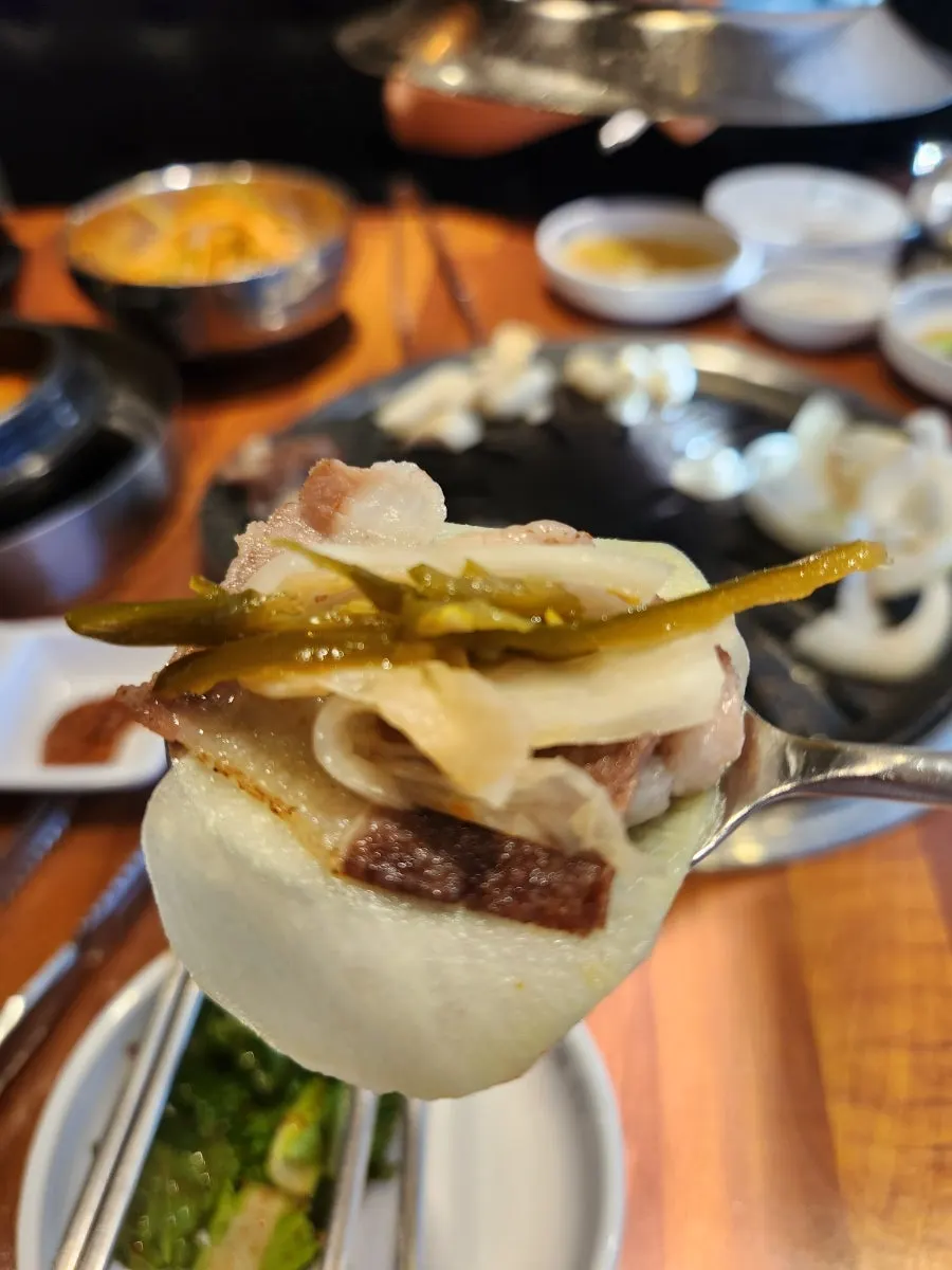불판 위에서 구워지는 우삼겹