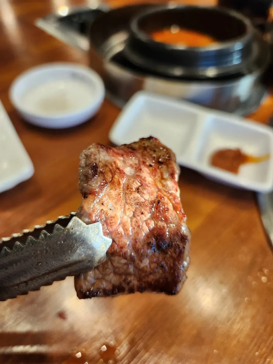 불판에 올린 갈비살과 부채살