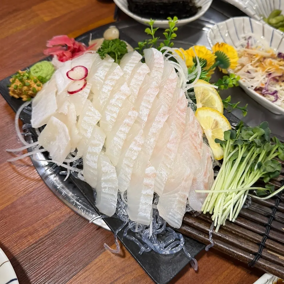 큼직하게 썰어 나온 대광어회 한 접시