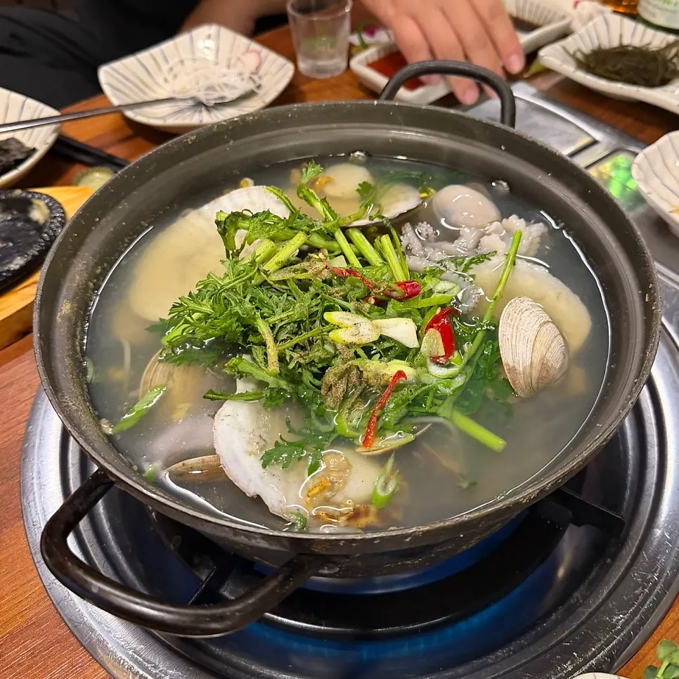 낙지 한 마리가 통으로 들어간 조개연포탕