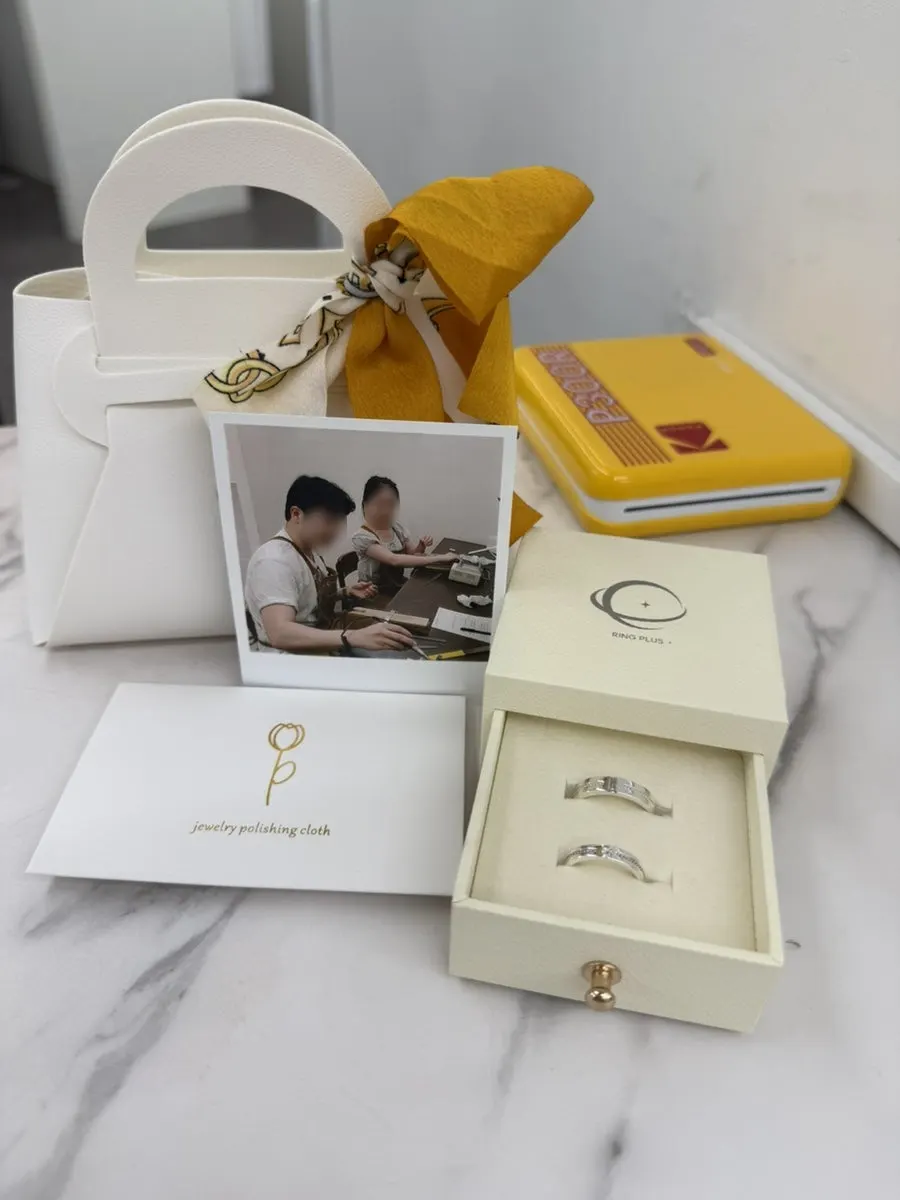 Small shopping bag for carrying the couple rings