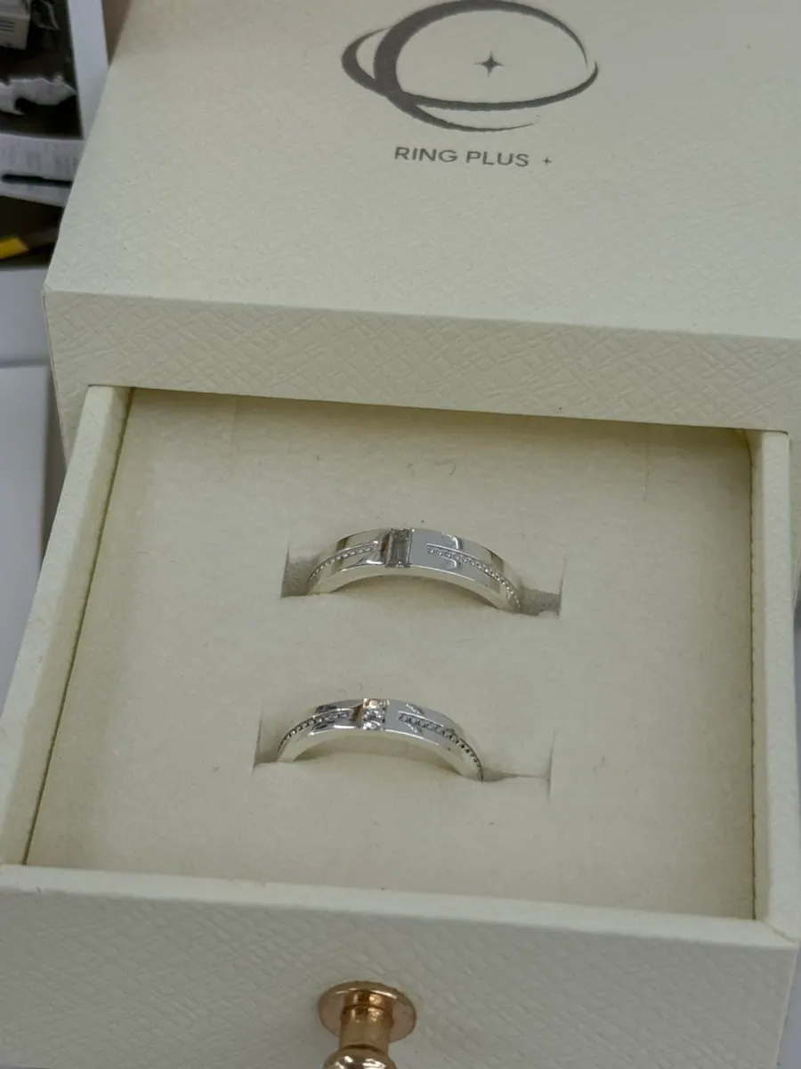 Commemorative photo after making couple rings