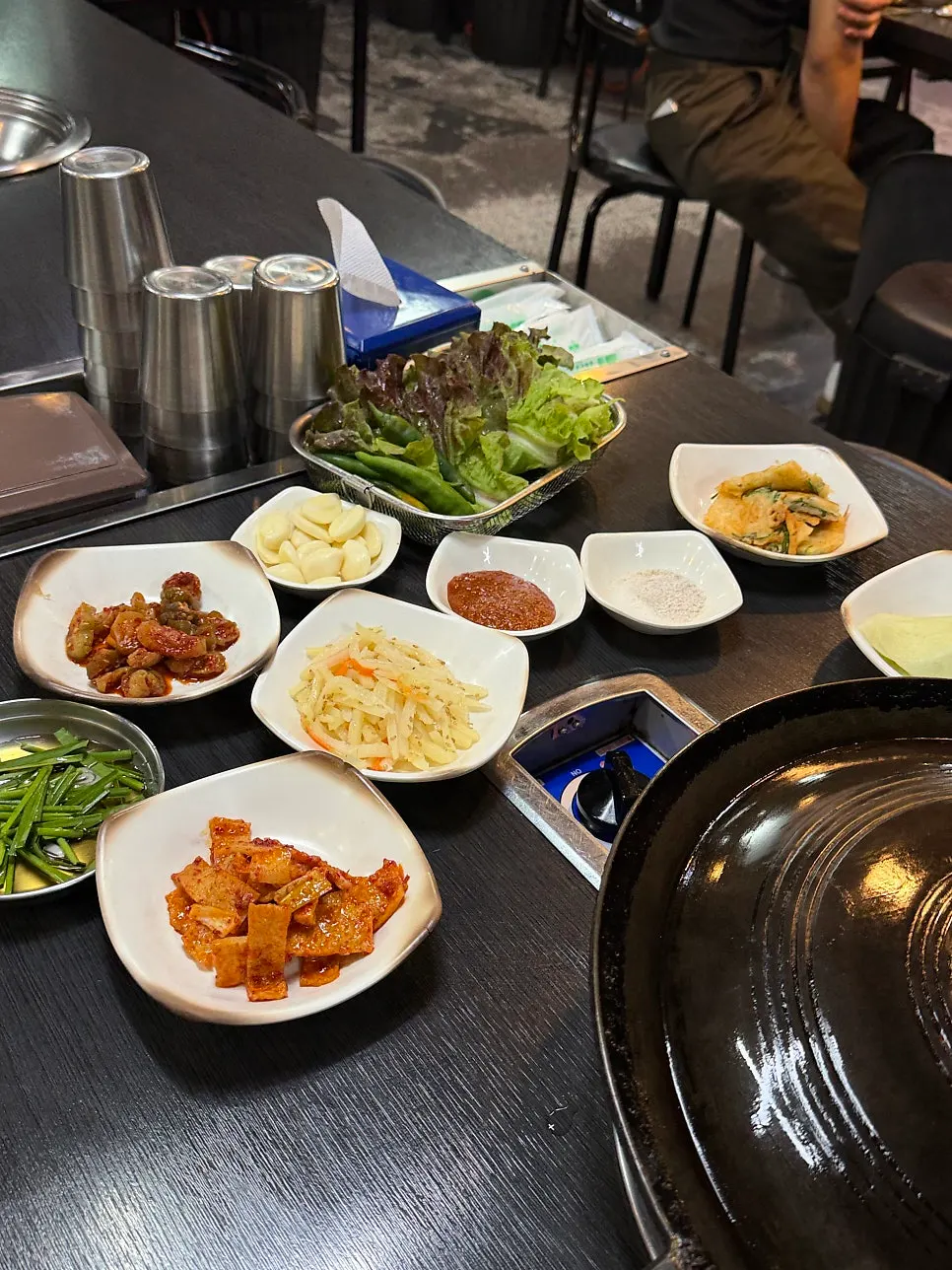 Various side dishes served with the meat