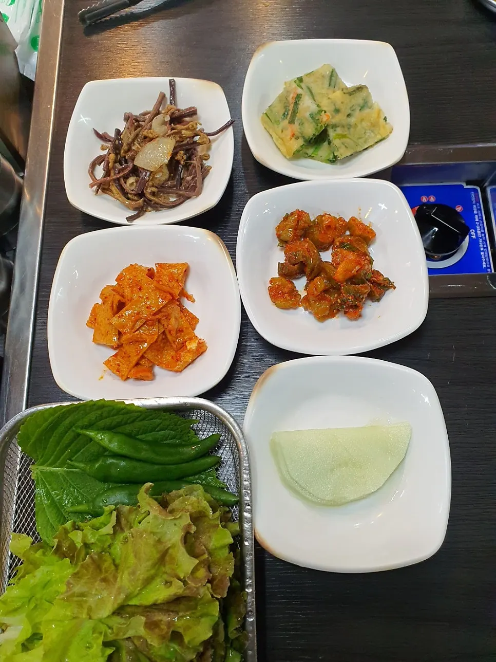 전과 오이지가 포함된 기본 찬
