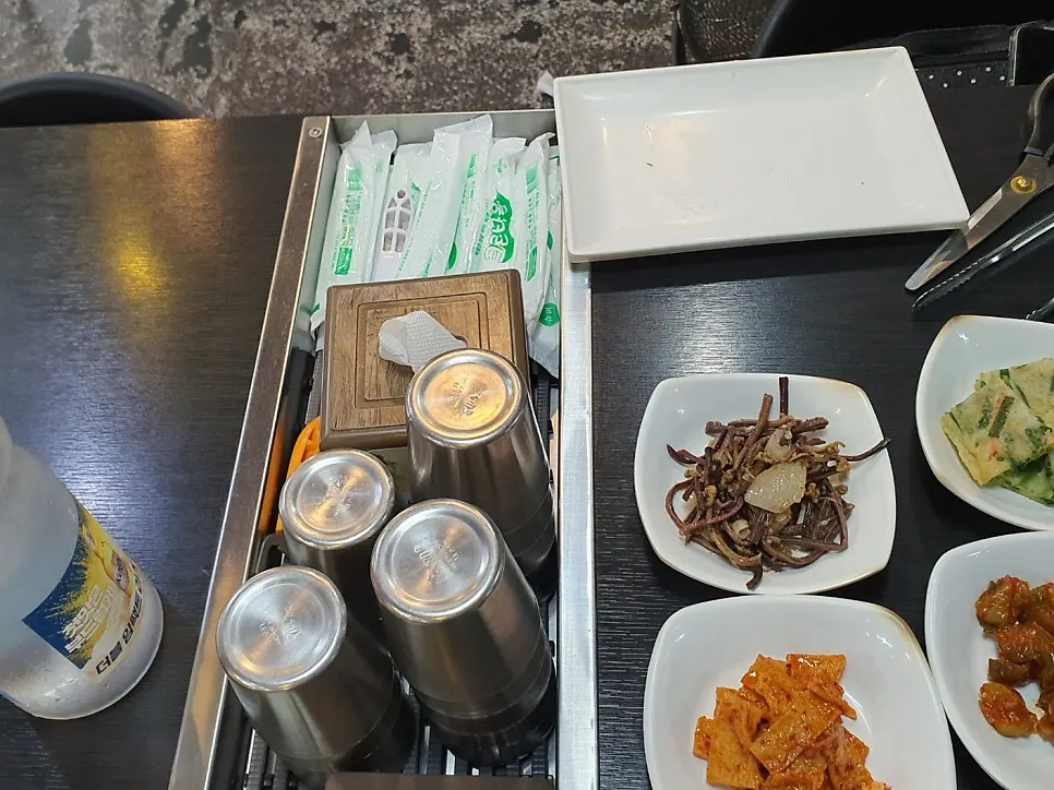 테이블 옆에 구비된 물수건과 컵