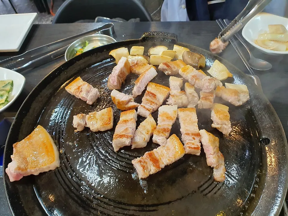 솥뚜껑에 노릇하게 구워지는 삼겹살