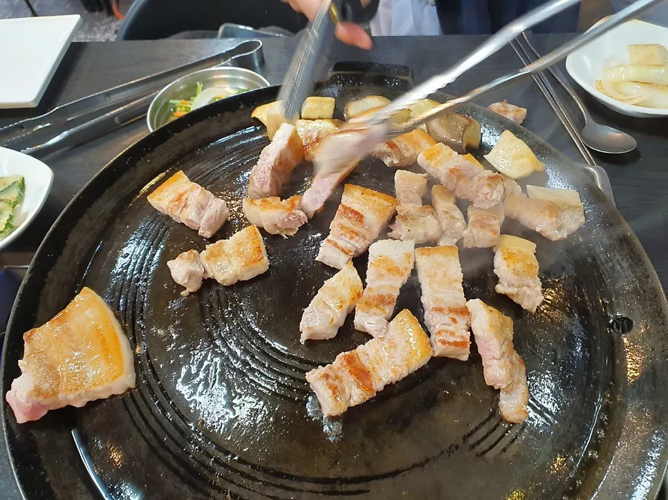 솥뚜껑에서 잘라낸 삼겹살
