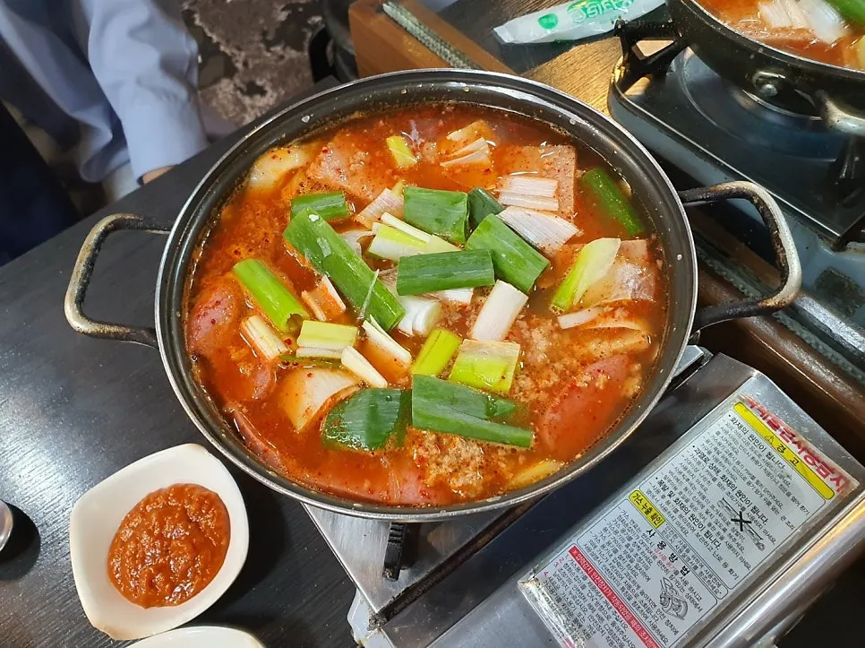 햄이 가득 담긴 그때그집 부대찌개