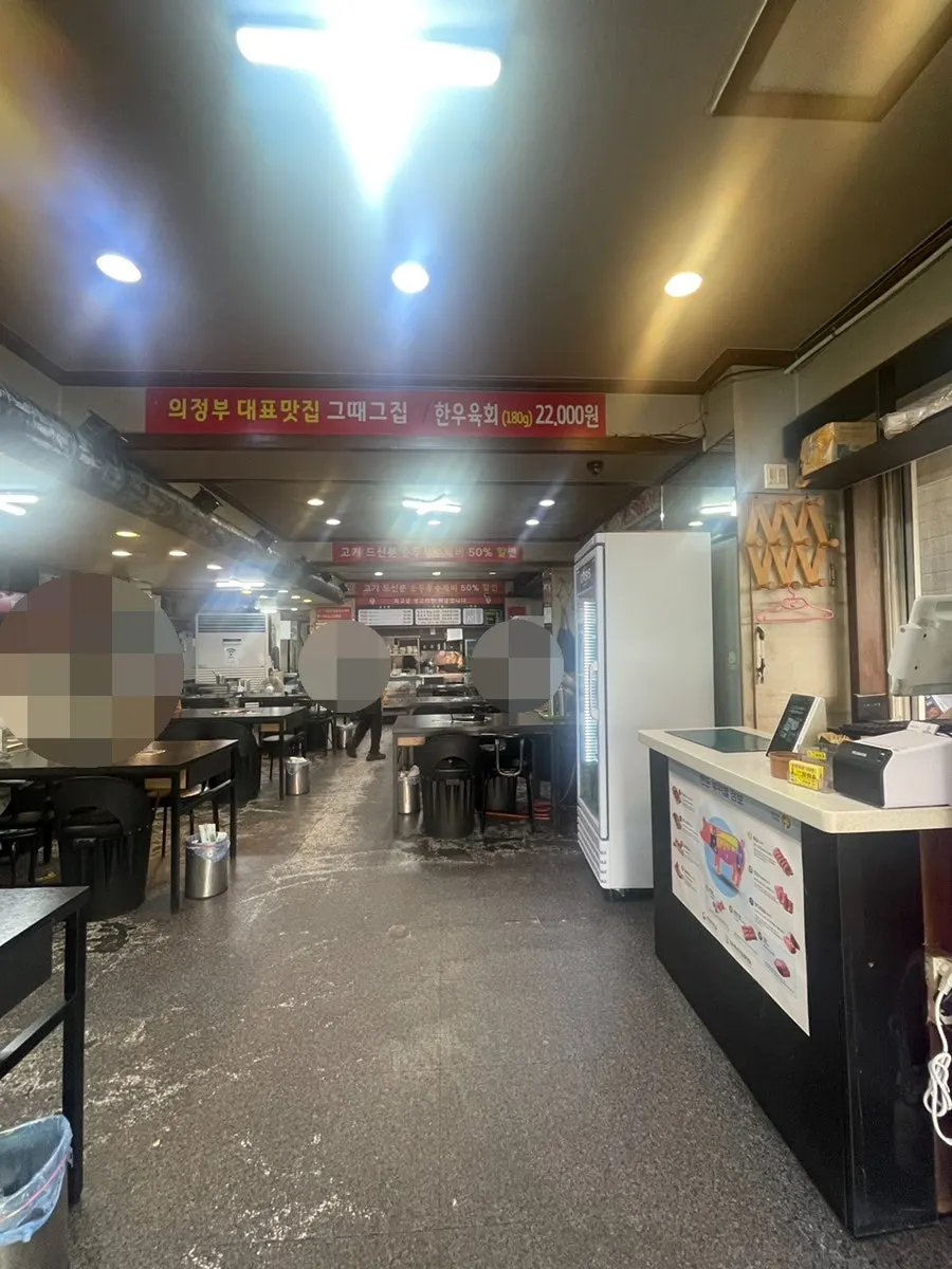 24時間年中無休の案内がある焼肉店の店構え