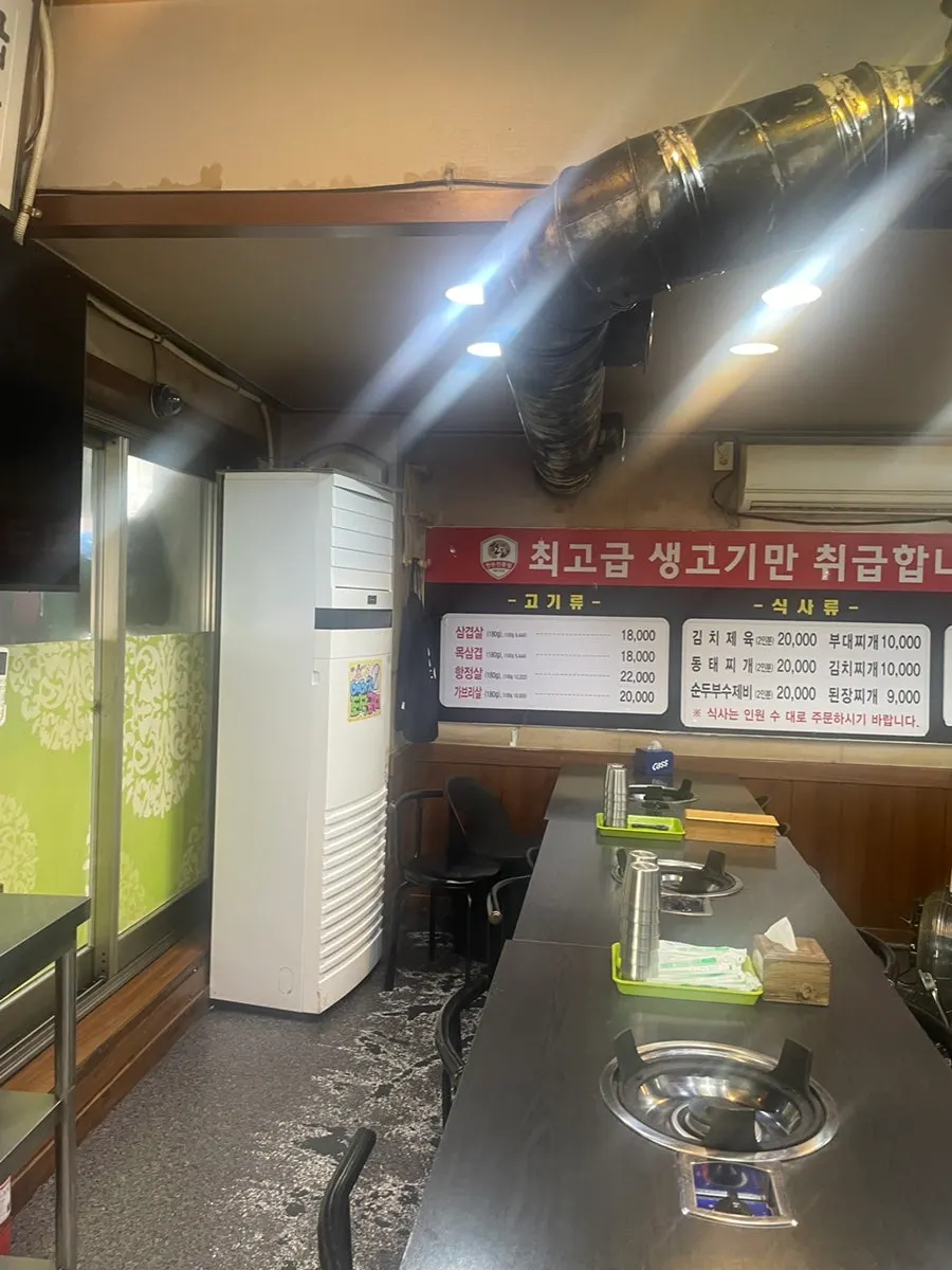 クッテグジプ店内のテーブルと座席