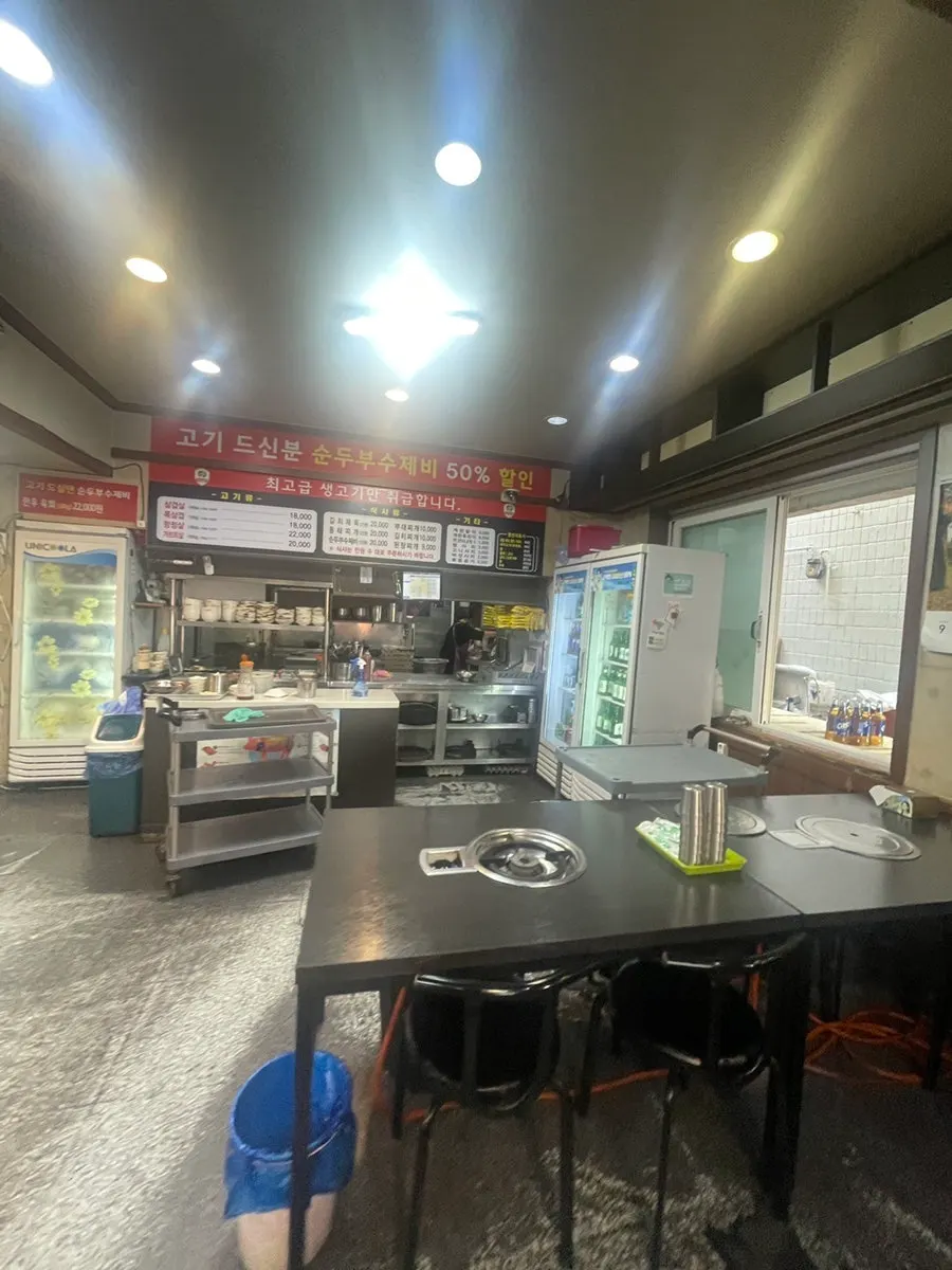 焼肉店の店内の雰囲気と席の配置