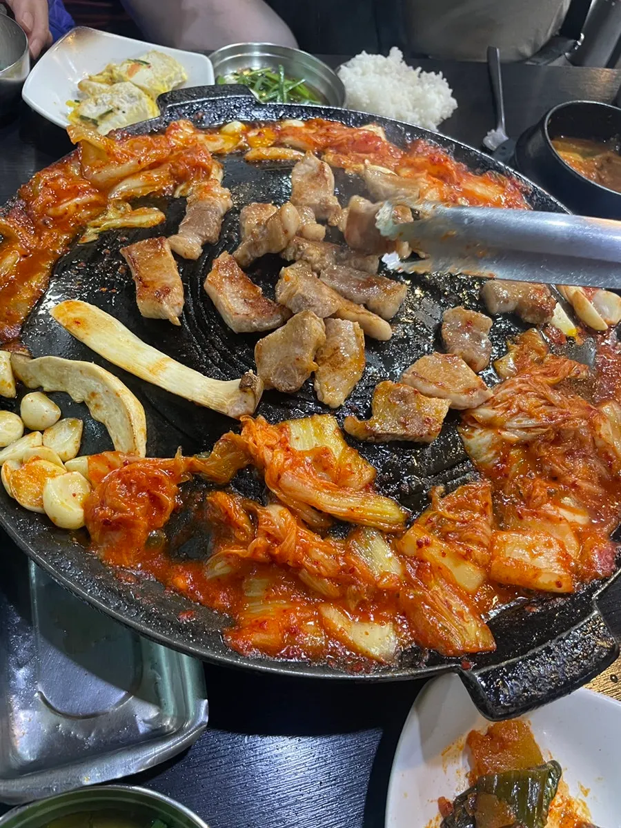 テーブルに置かれた大きな釜蓋の鉄板