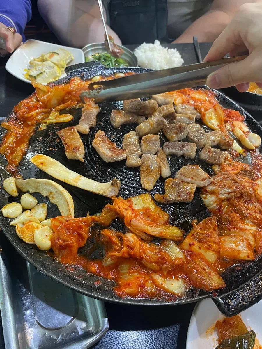 きのこと玉ねぎを一緒にのせた釜蓋焼き