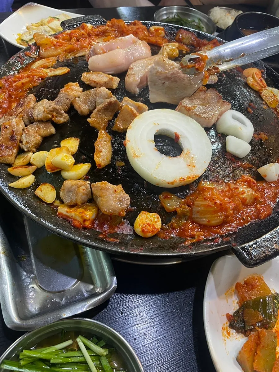 サンチュとキムチなどの基本のおかずの食卓