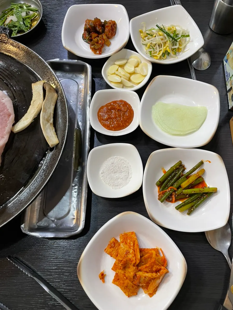 Side dishes served with a meat order
