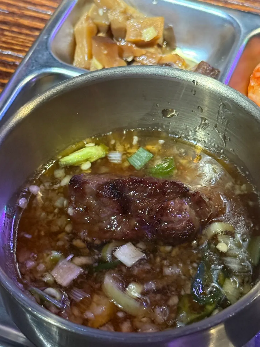 구운 소고기 한 점과 육즙