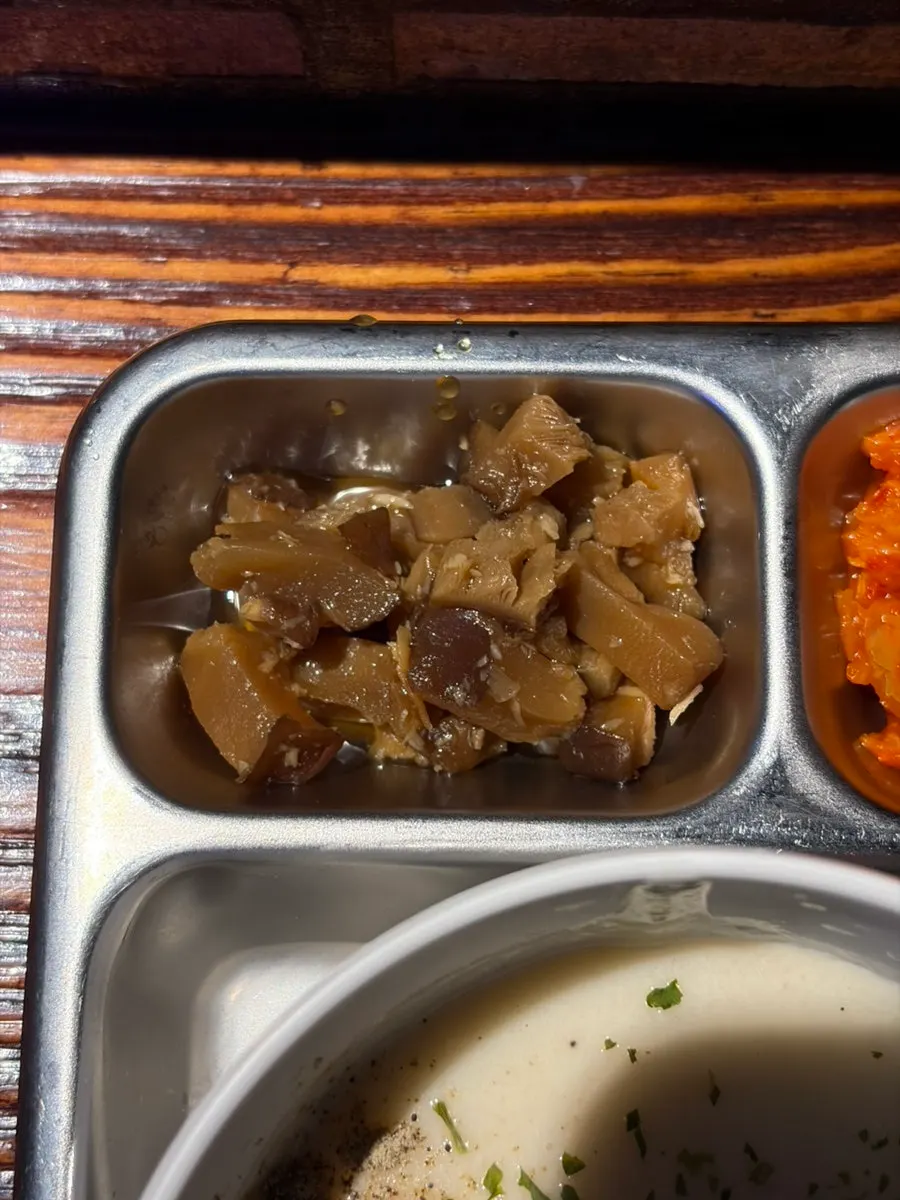 크림스프와 기본찬이 올라간 1인 식판 세팅