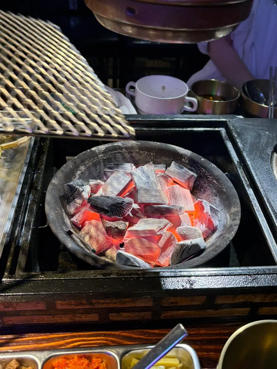 주문한 황제늑간살과 깍둑 소갈비 고기 접시