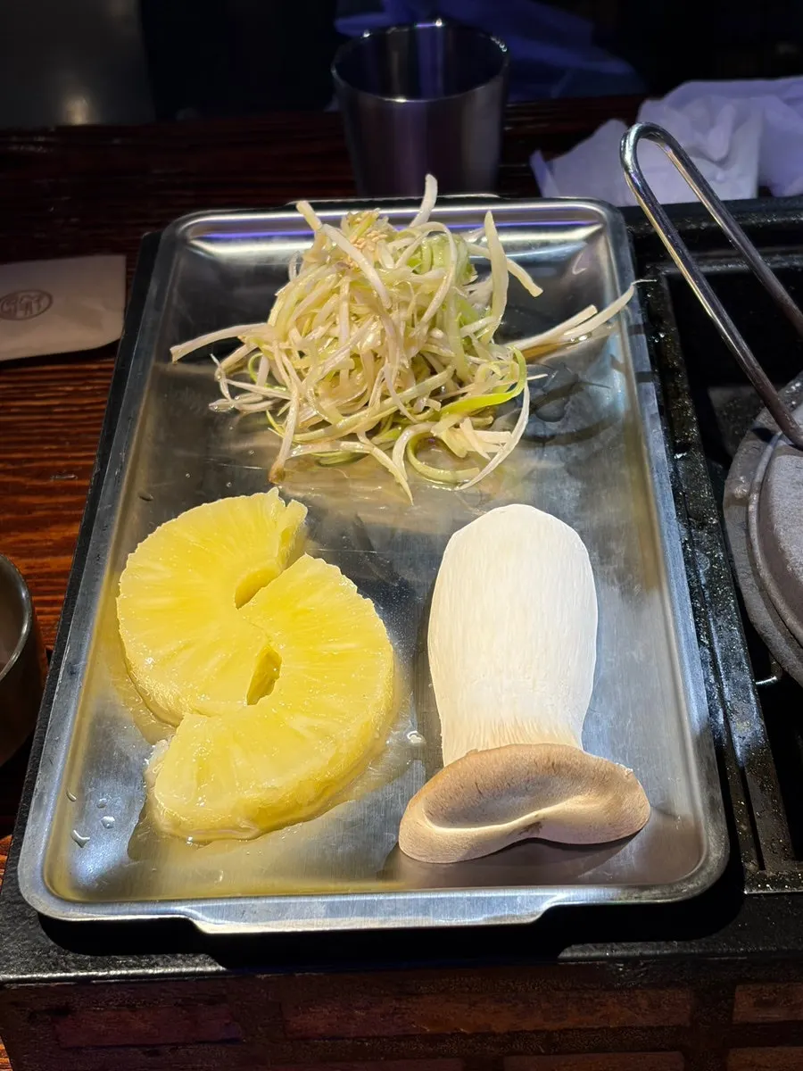 숯불 화로와 함께 나온 버섯, 파인애플, 파절임