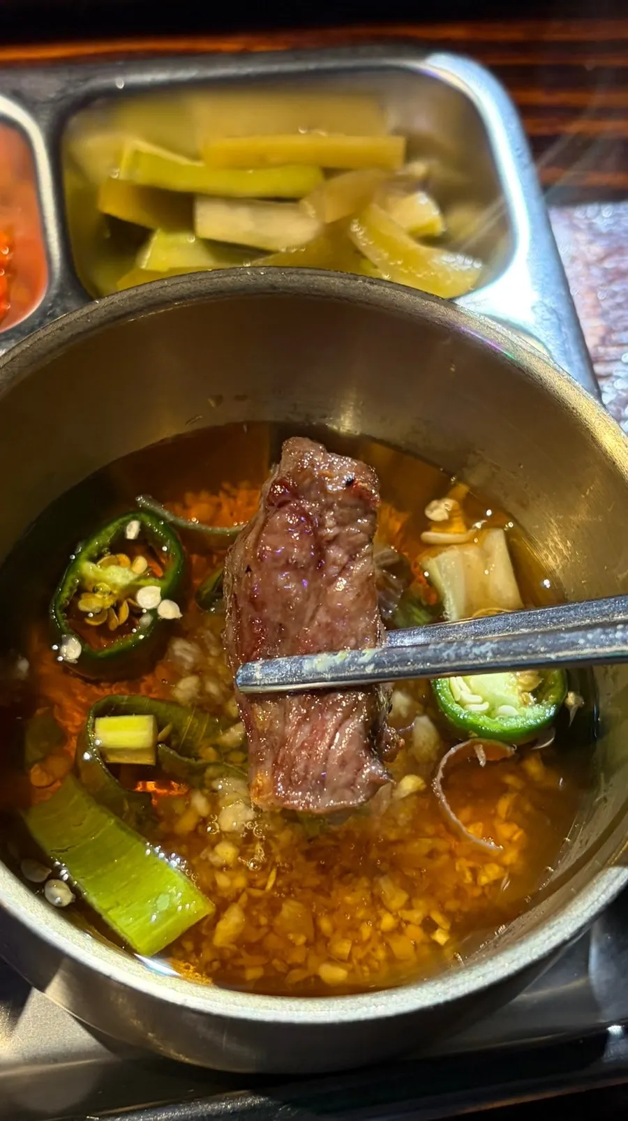 소스에 찍어 먹는 깍둑 소갈비 한 점